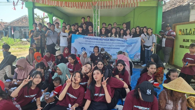 Mahasiswa Business Management Universitas Kristen Petra saat menyerahkan bantuan alat pemurni air ALPAMAL kepada Kelompok Masyarakat Delta Samudera Timur.