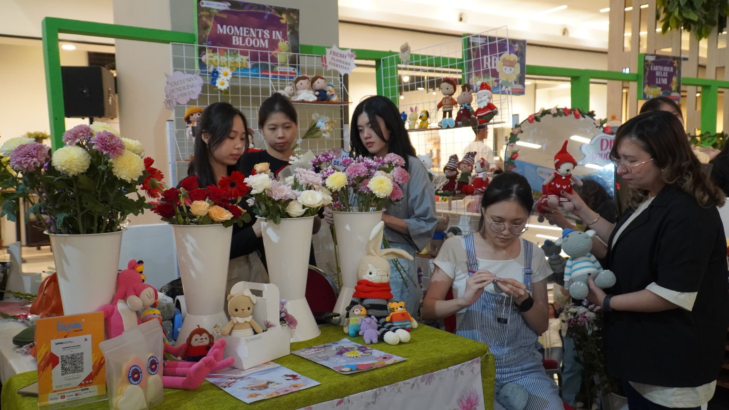 Suasana stan pameran Start Up Safari mahasiswa Universitas Kristen Petra di Pakuwon Mall Surabaya yang memamerkan produk kreatif ramah lingkungan.